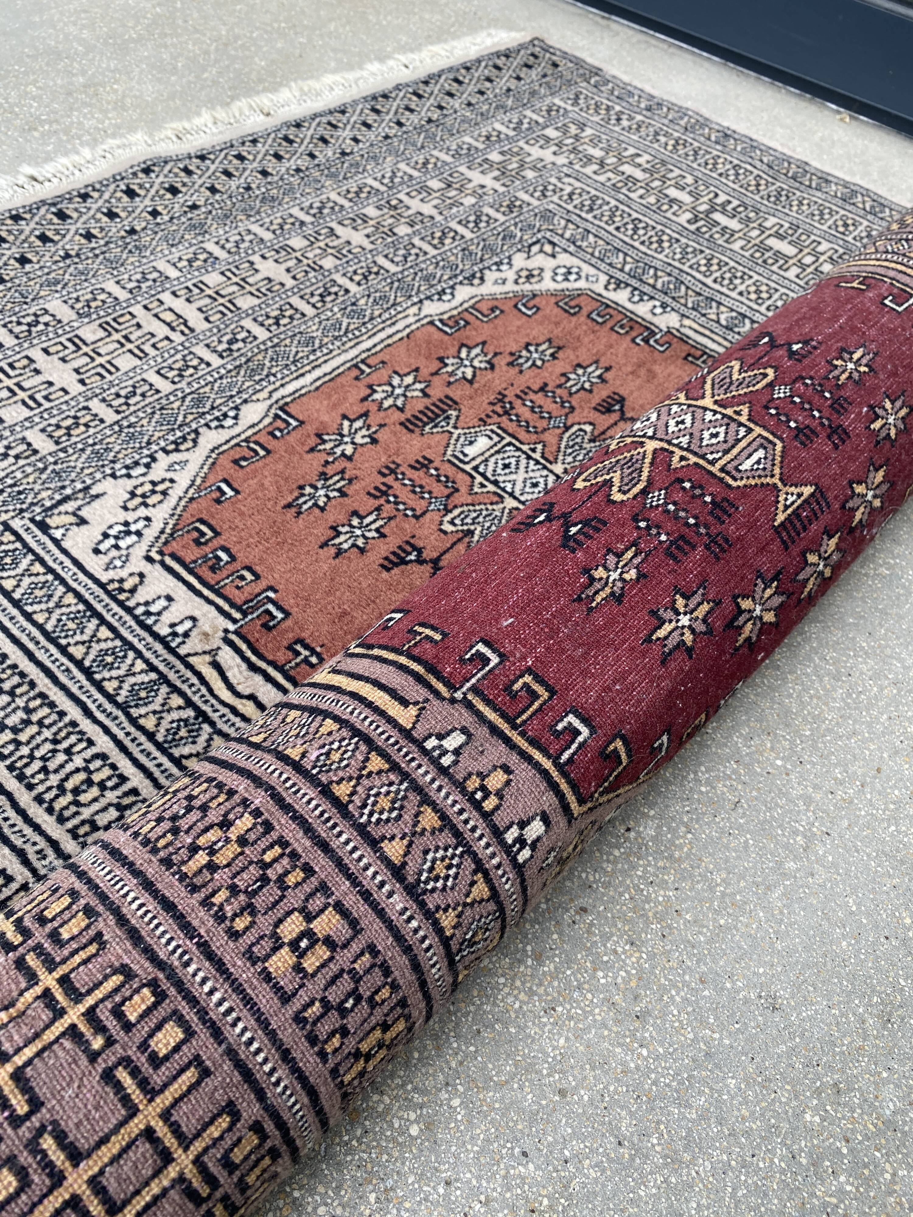 Vintage hand knotted rug with geometric patterns on a grey/beige/terracotta background 170 x 96 cm