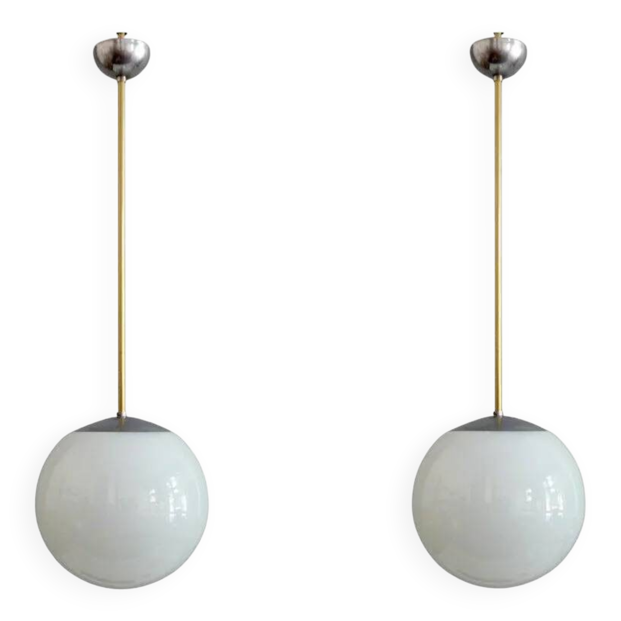 Une paire de grandes lampes sphériques Art Déco avec abat-jour en verre opale et douilles chromées - Bauhaus - 1930-1940
