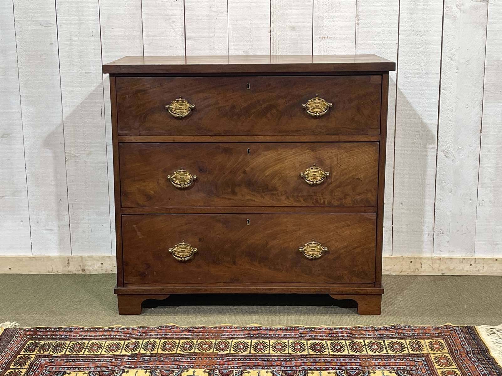 English commode with 3 drawers from the 19th century in mahogany.