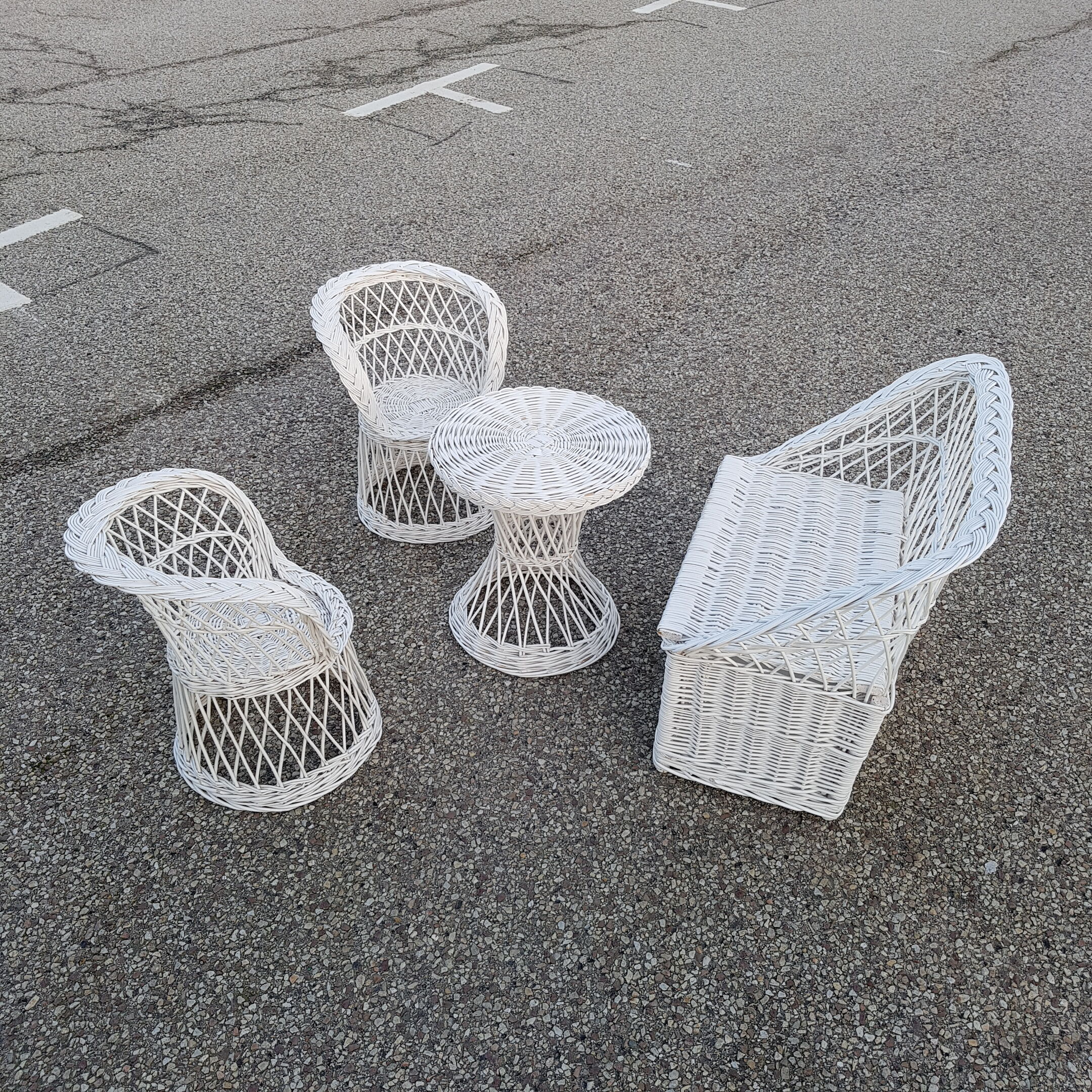 Trunk show white rattan for kids with bench seats and table