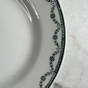 12 assiettes plates en faïence de Saint Amand