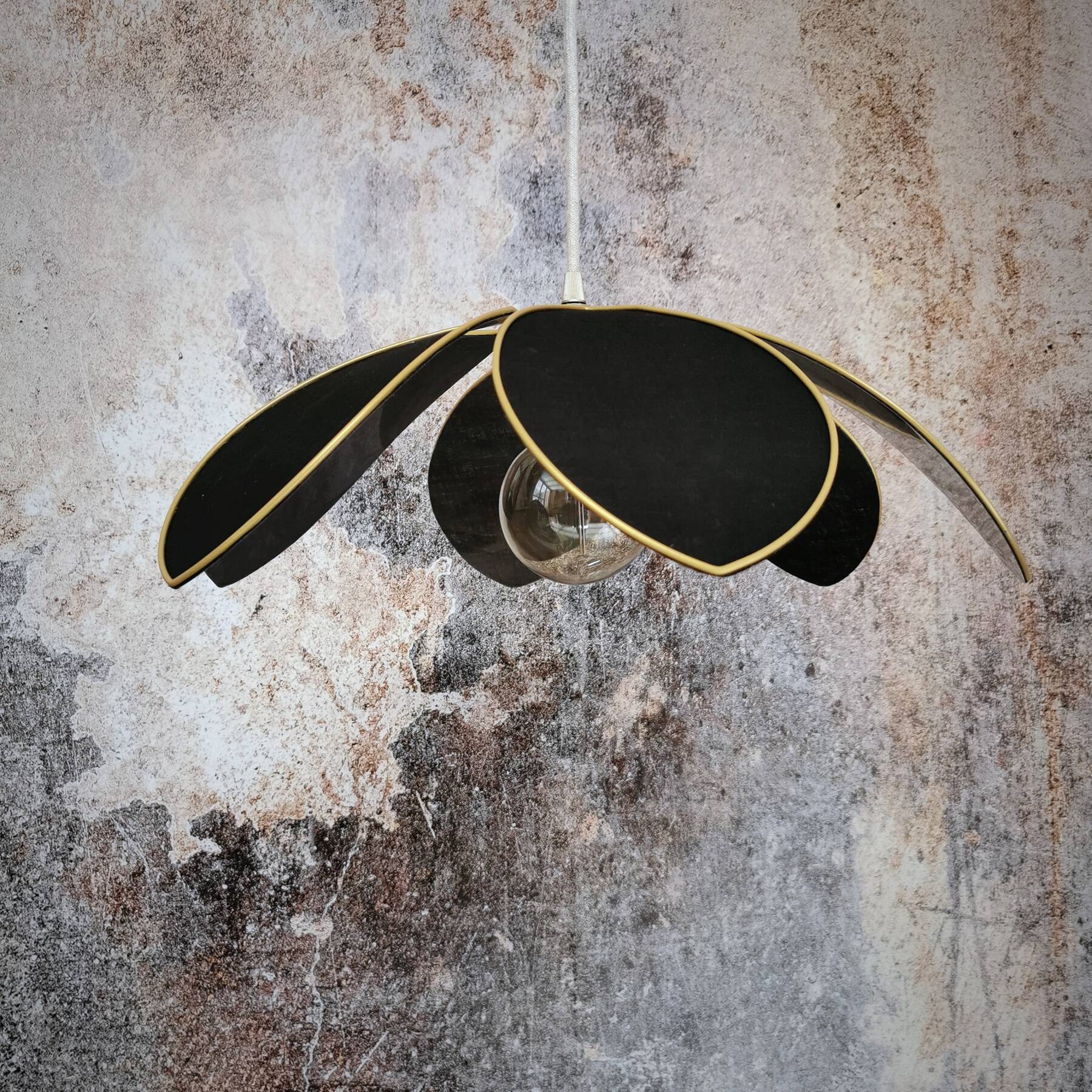 Flower suspension with metal structure and 6 black linen petals