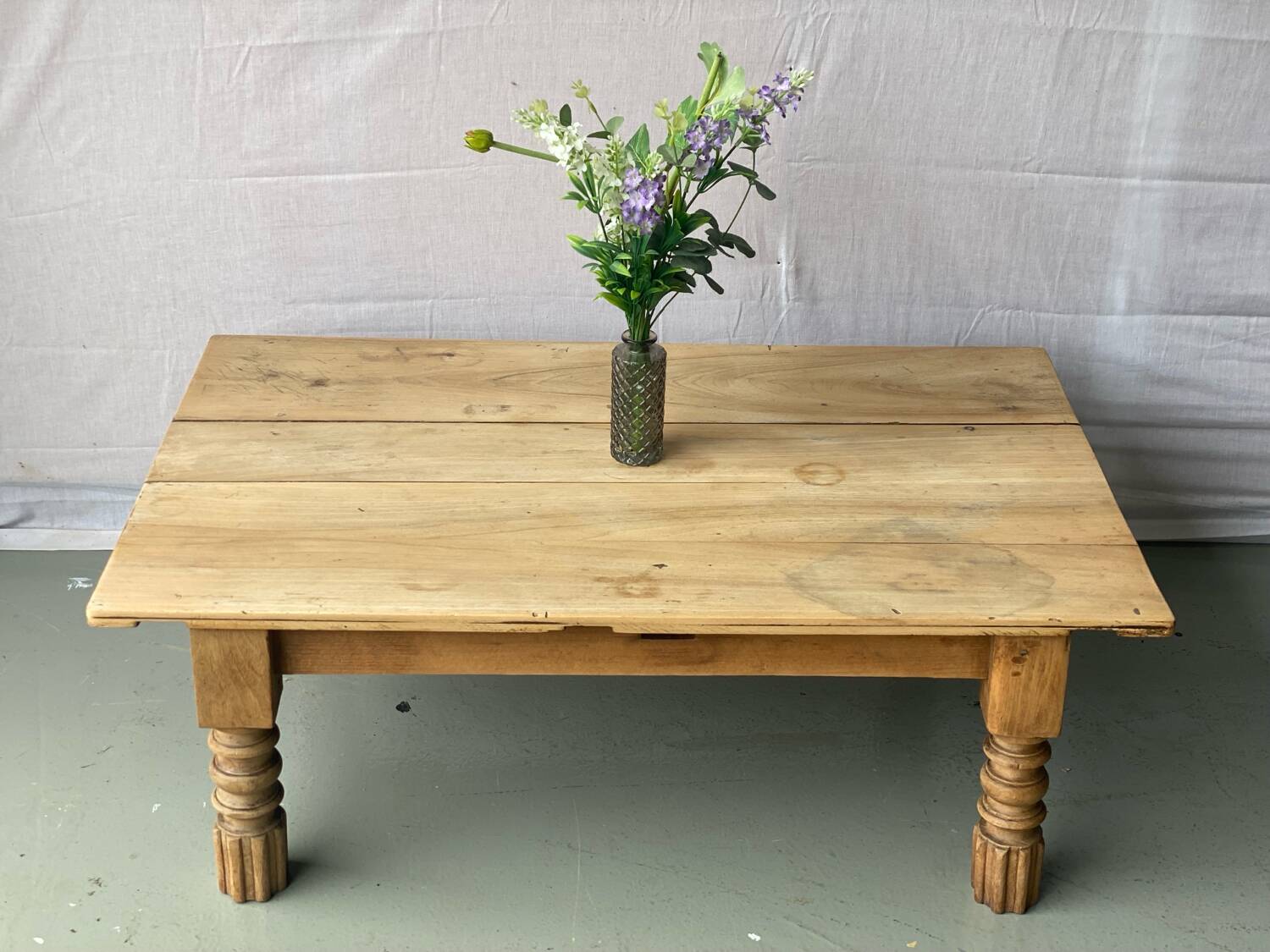 Table basse vintage en bois massif brut avec pieds sculptés