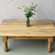 Table basse vintage en bois massif brut avec pieds sculptés