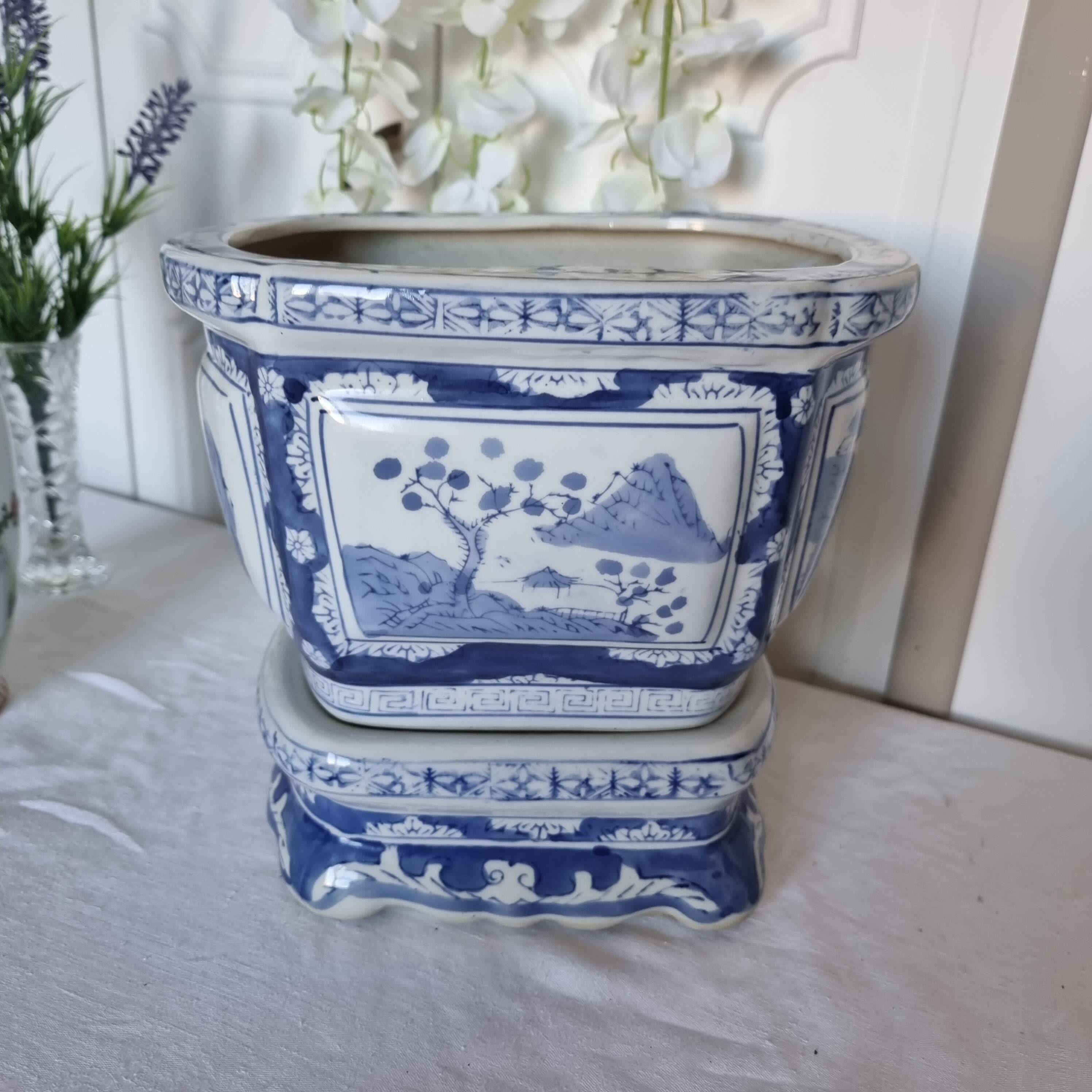Magnifique cache-pot oriental sur piédestal en porcelaine bleue et blanche