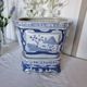 Magnifique cache-pot oriental sur piédestal en porcelaine bleue et blanche