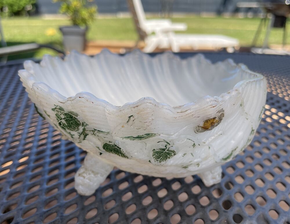 Vide-poche en forme de coquillage en opaline blanche decor feuillage vert