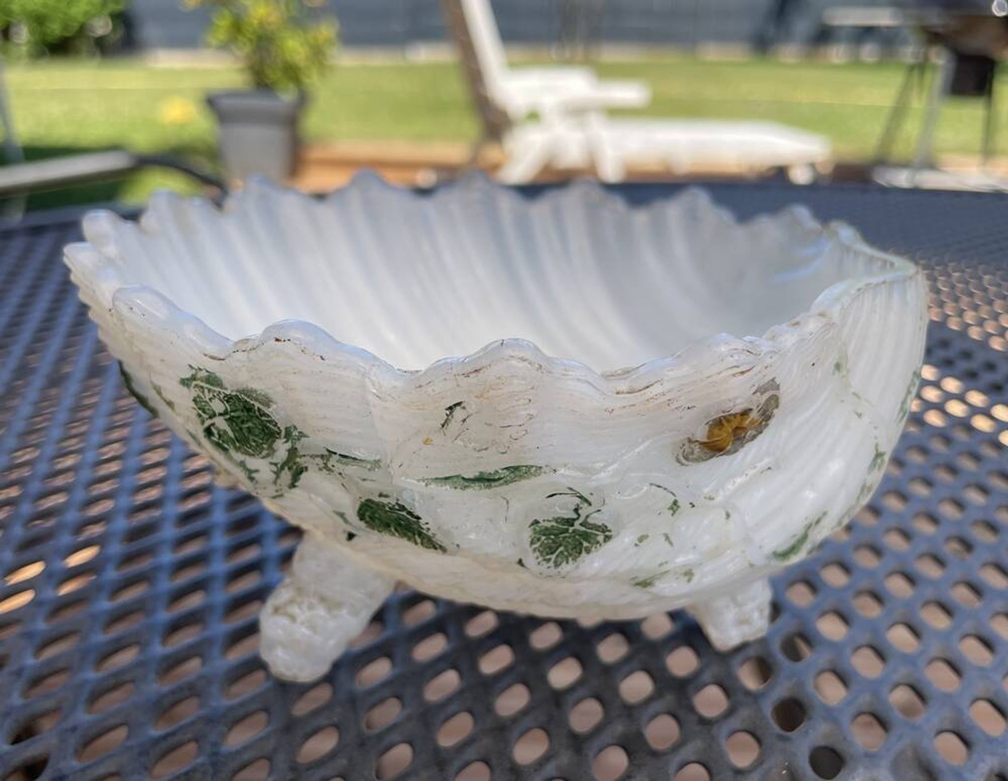 Shell-shaped trinket dish in white opaline with green foliage decoration