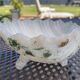 Vide-poche en forme de coquillage en opaline blanche decor feuillage vert