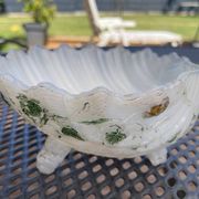 Shell-shaped trinket dish in white opaline with green foliage decoration