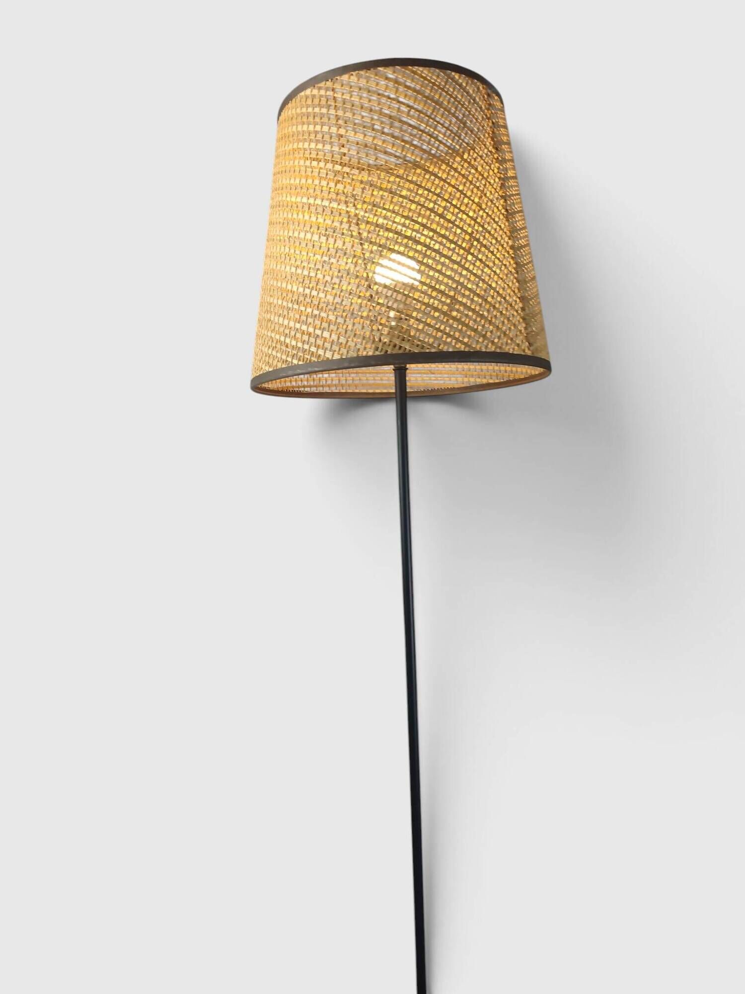 Modernist tripod floor lamp in black metal and cane from the 1950s/1960s.
