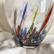 Grand vase en verre soufflé à inclusions polychromes style Murano