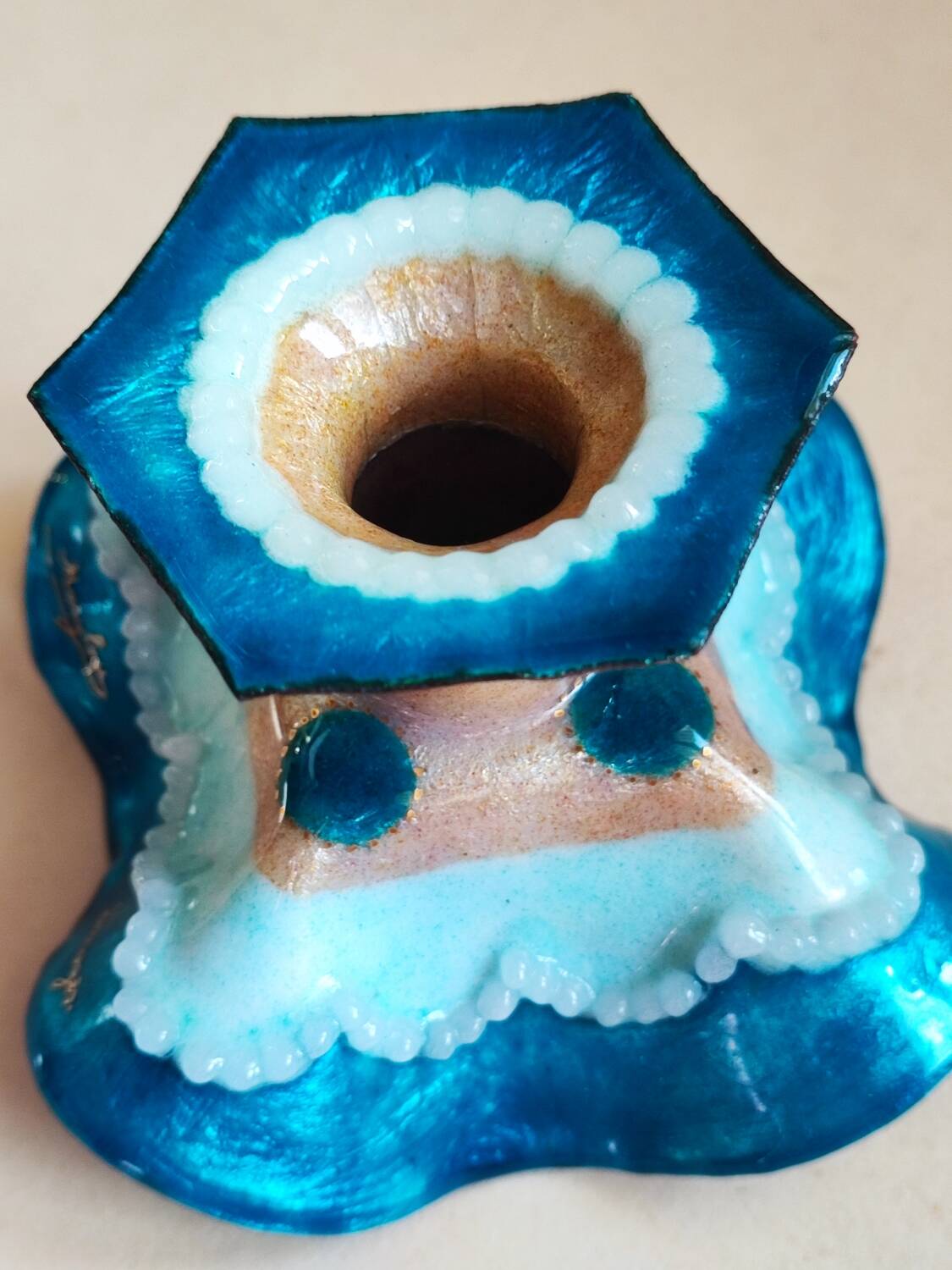 Paire de bougeoirs en cuivre émaillé de Limoges par Marylou