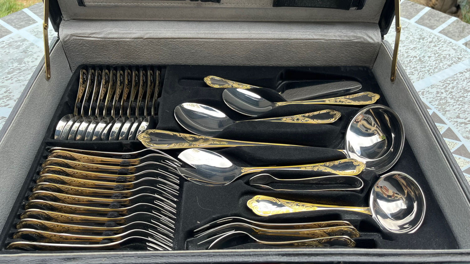 Varaguen 70-piece 23-carat gold-plated cutlery set