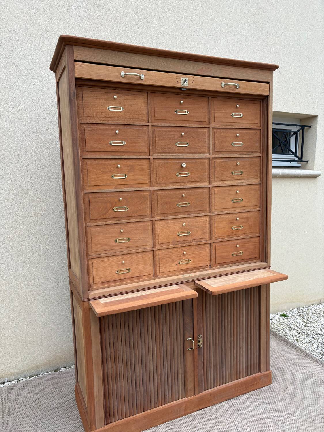 Cardboard cabinet, notary's cabinet with flaps