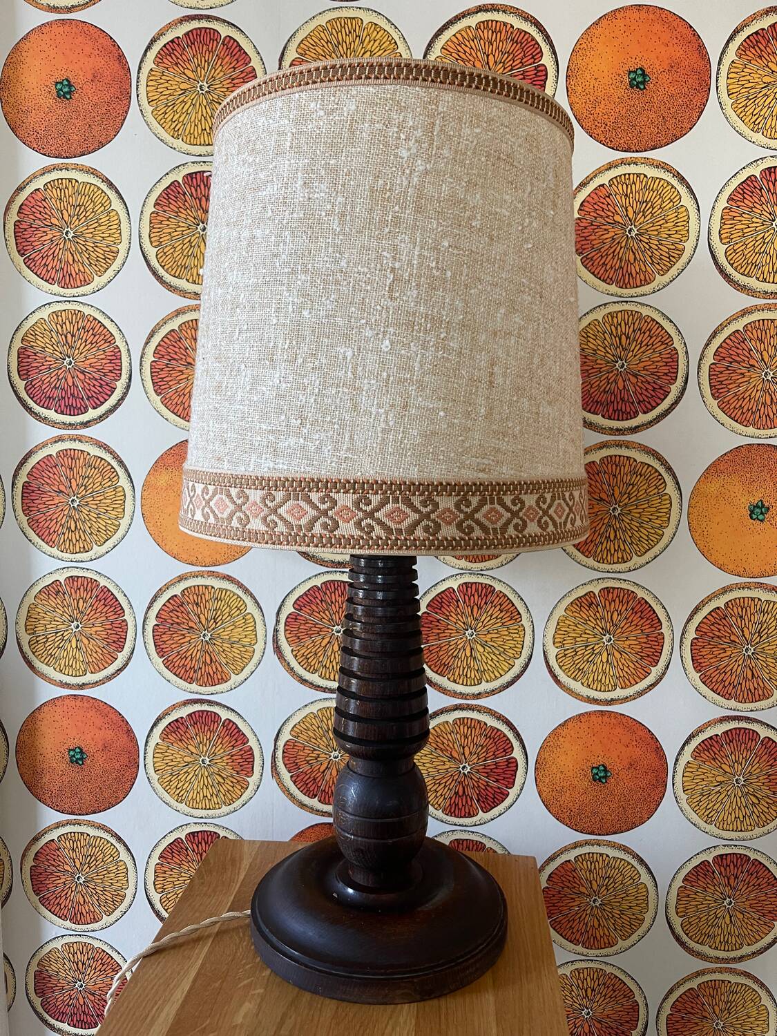 Turned wooden lamp bintahe