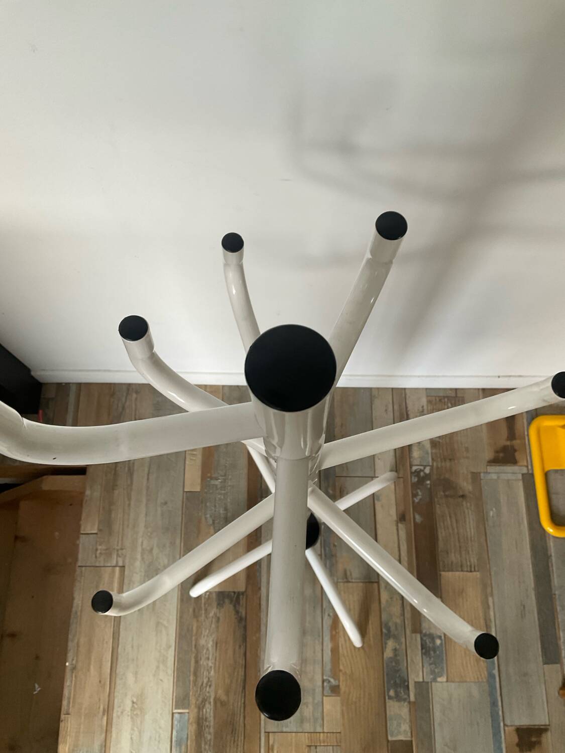 Children's coat rack in tubular metal from the 70s and 80s