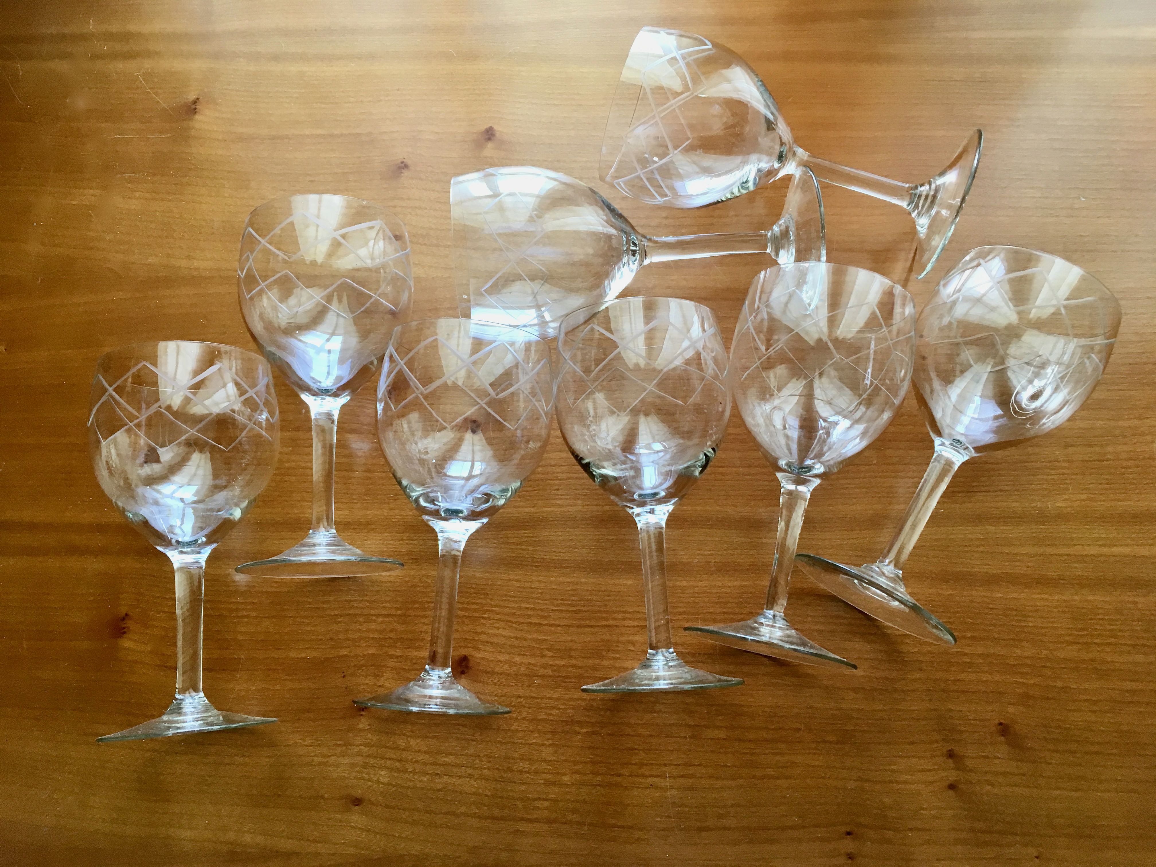 Set of 8 glasses of chiseled wine
