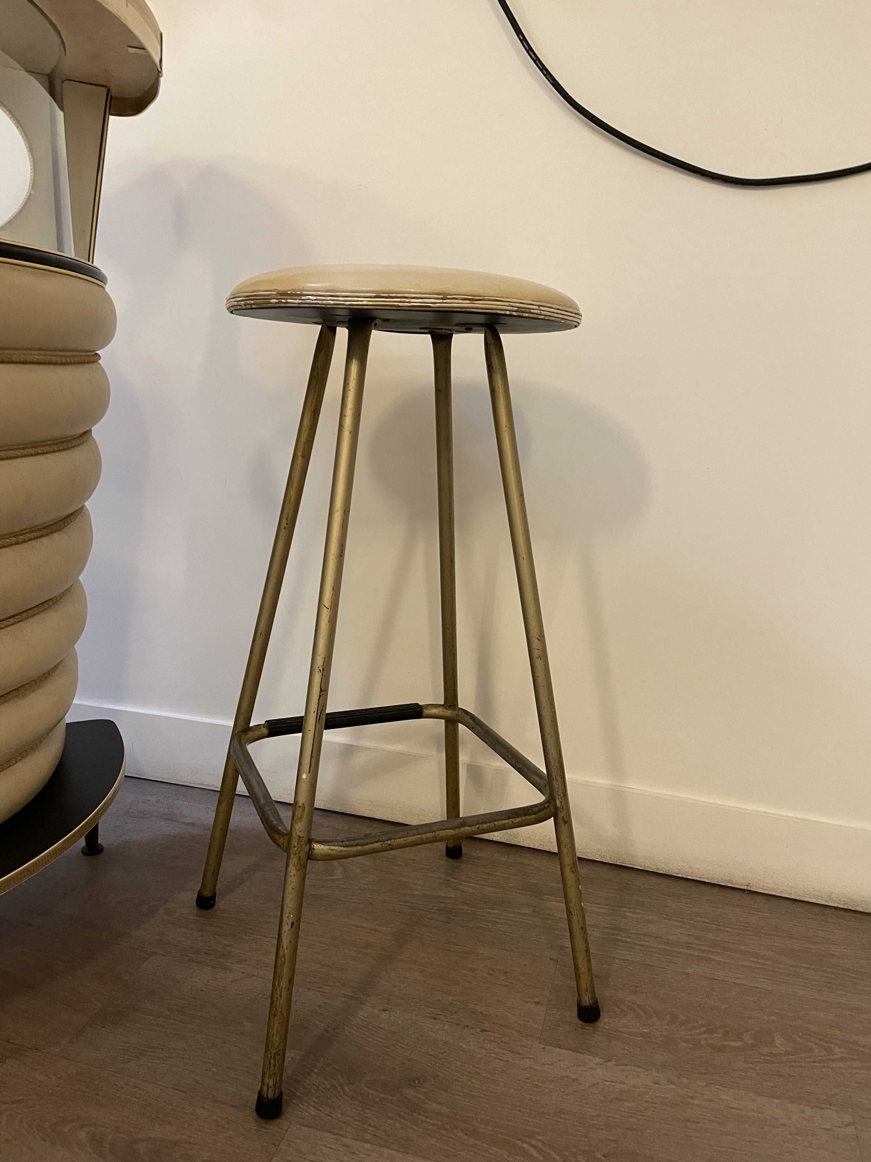 Bar 50s and its high chair in white skaï and formica cream