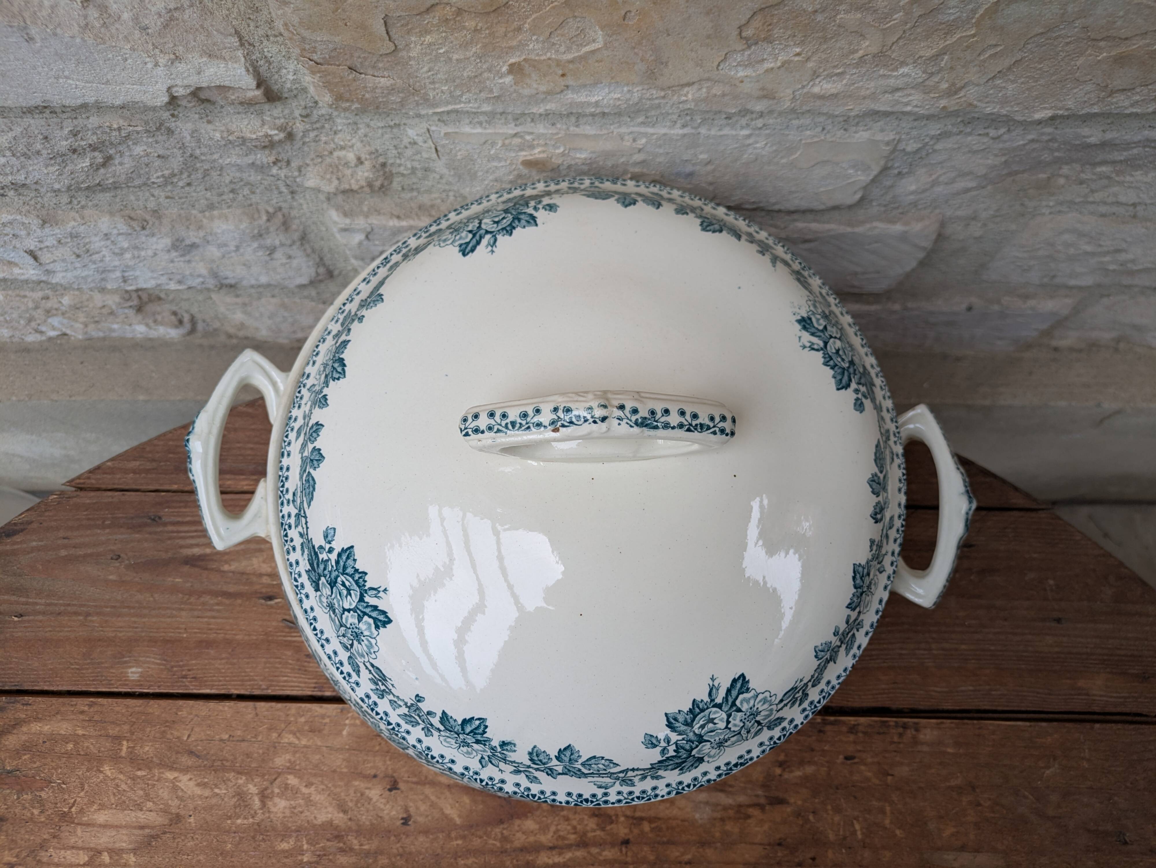 Saint Amand soup tureen model Guadeloupe with a floral decoration in Terre de Fer.