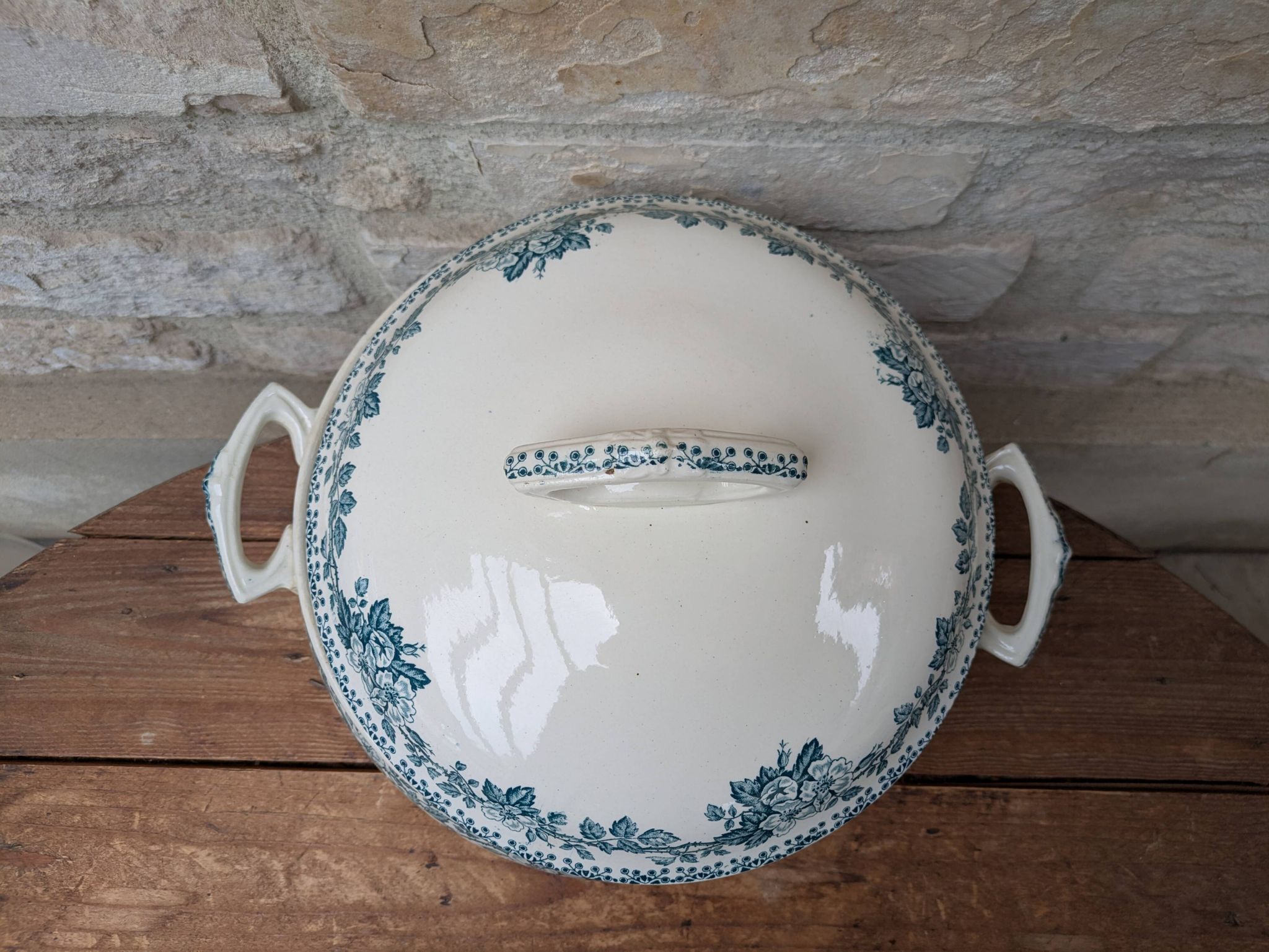 Saint Amand soup tureen model Guadeloupe with a floral decoration in Terre de Fer.