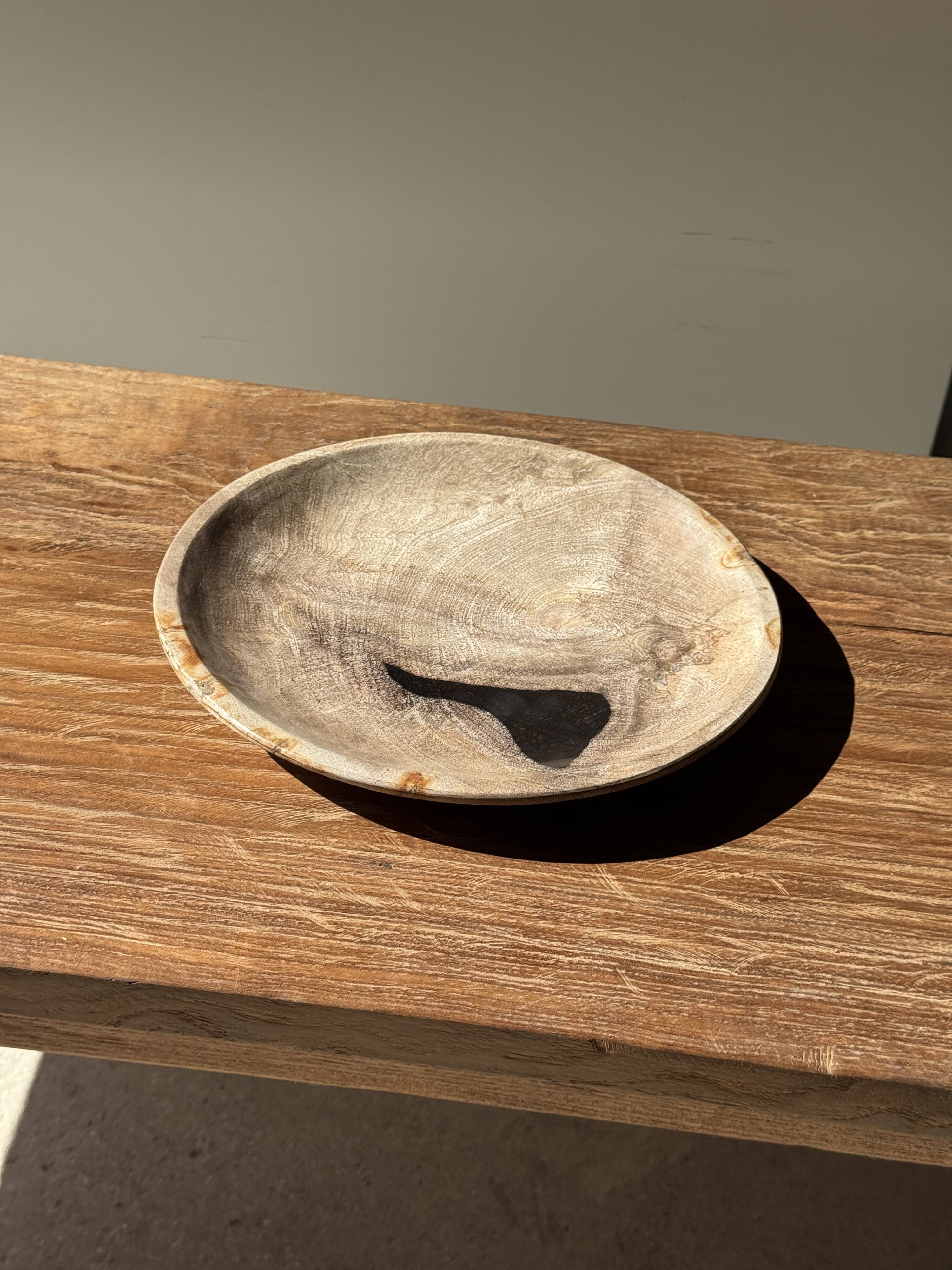 Vide poche, plat ou assiette circulaire en bois pétrifié beige tache noire