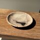 Vide poche, plat ou assiette circulaire en bois pétrifié beige tache noire