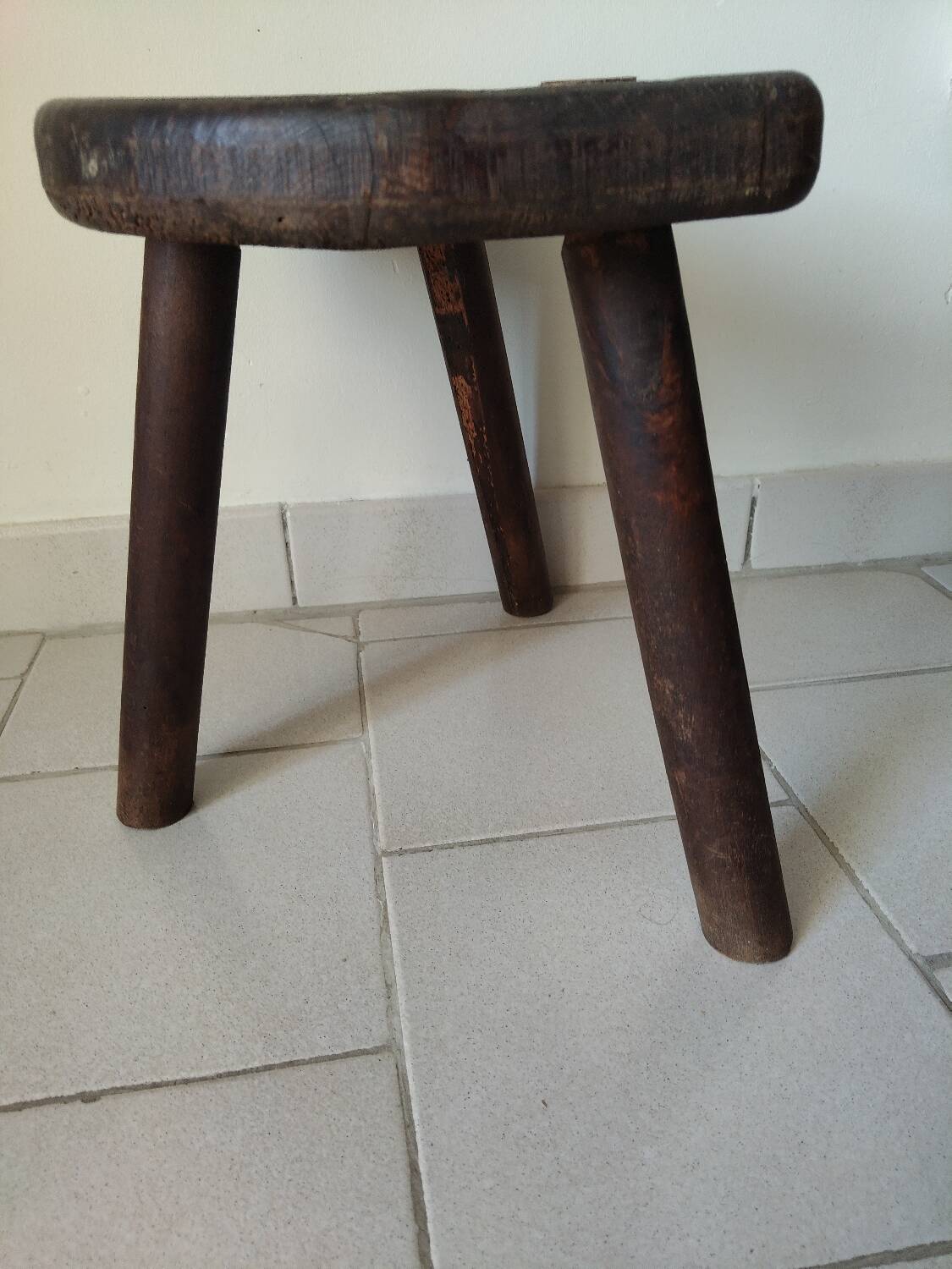 Antique tripod milking stool in solid wood – rustic & patina