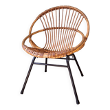 Fauteuil en rotin et piètement en métal noir