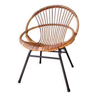 Fauteuil en rotin et piètement en métal noir