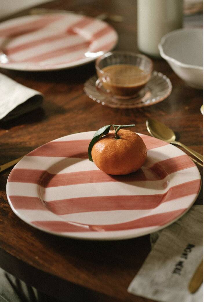 Assiette plate en céramique peinte à la main