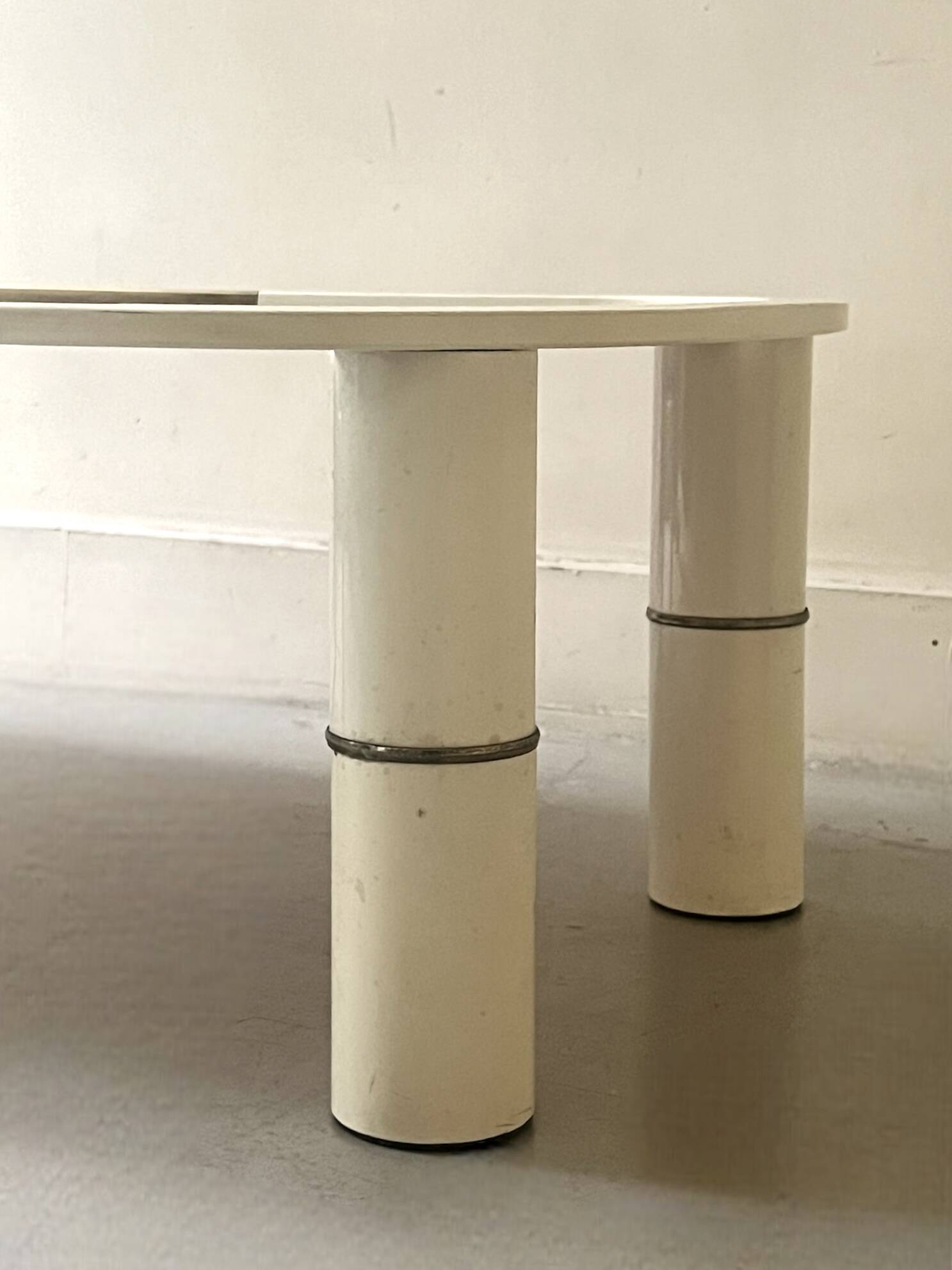 Rectangular coffee table with rounded edges, lacquered metal, brass & smoked mirror, 70s design.