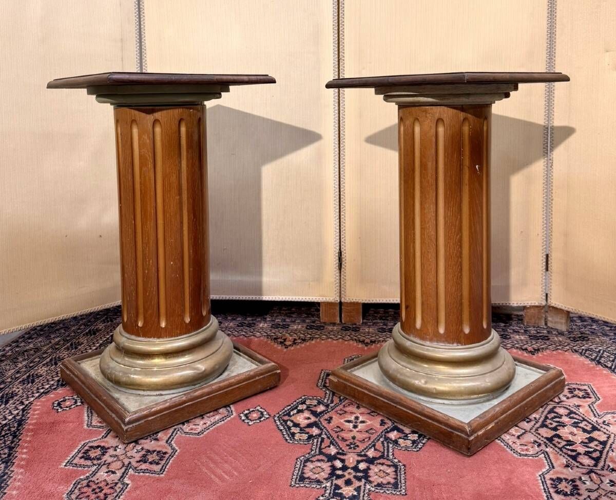 Pair of antique-style columns in solid wood and gilding.