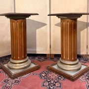 Pair of antique-style columns in solid wood and gilding.