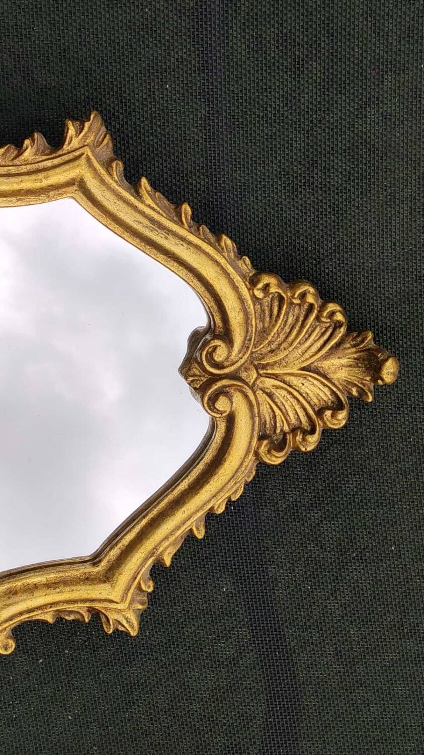 Classic Baroque/Louis XV style mirror. In old gold patinated wood. Palmette/Scroll/Blazon motif decor. Dim 46 x 27 cm