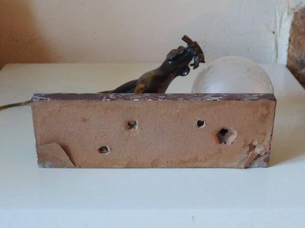 Lampe de table Art déco chien de chasse sur socle en marbre