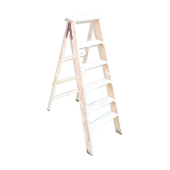 Stepladder in rough wood