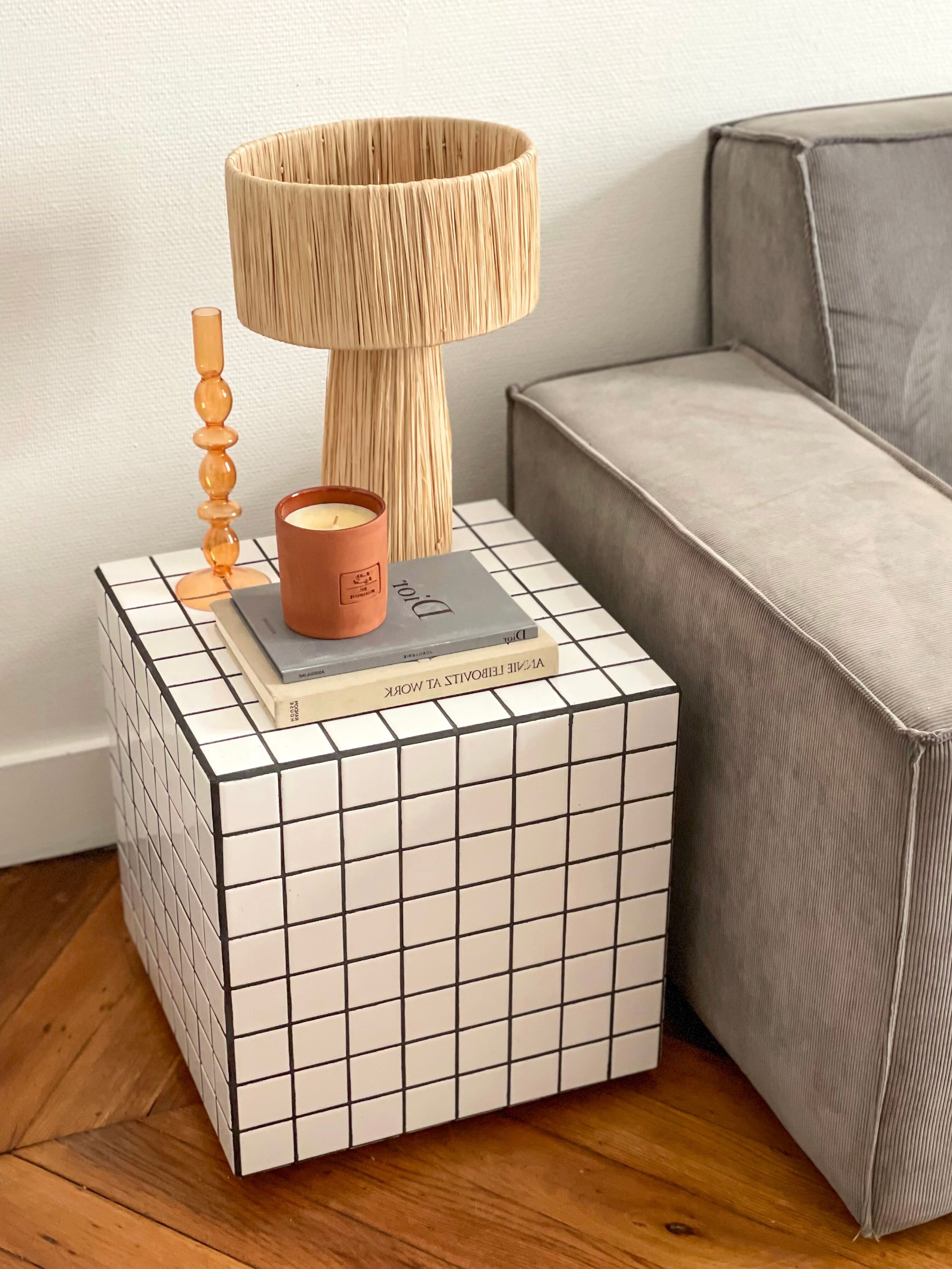 Table d'appoint cube Lulu carrelage mosaïque blanc joint noir  bout de canapé