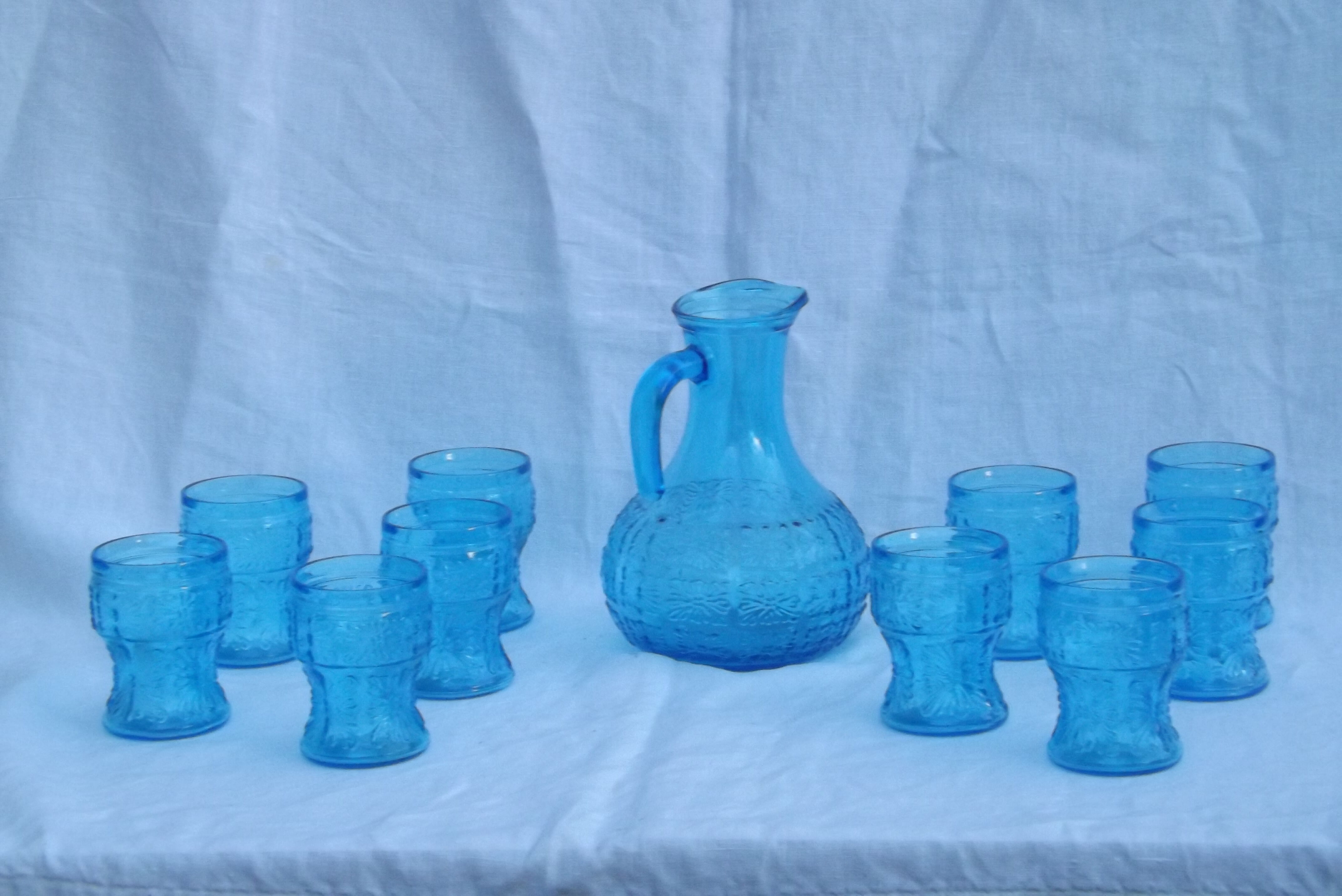 Set of jug and 10 blue glass goblets with floral motifs
