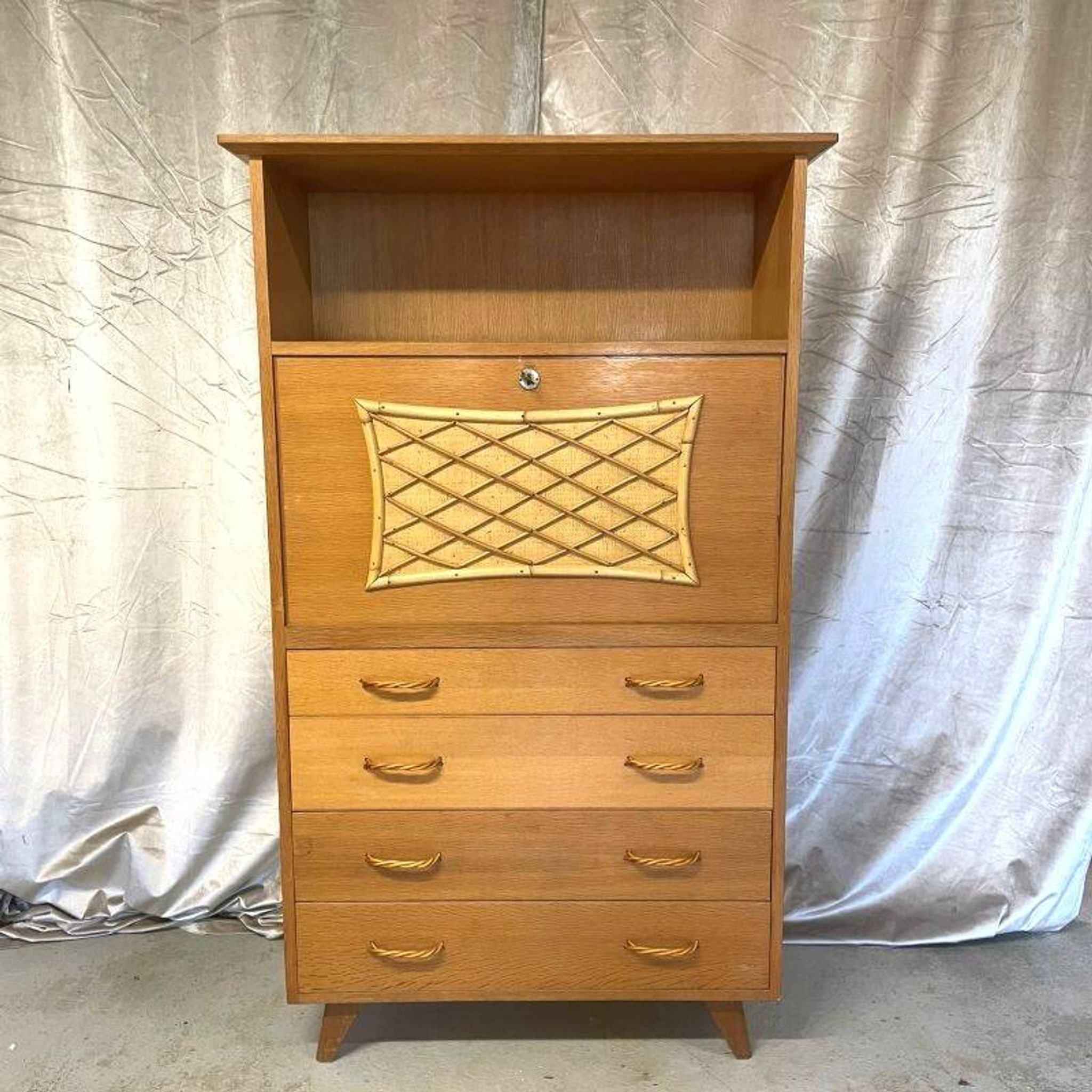 Ensemble secrétaire vintage et table d'appoint en bois et rotin