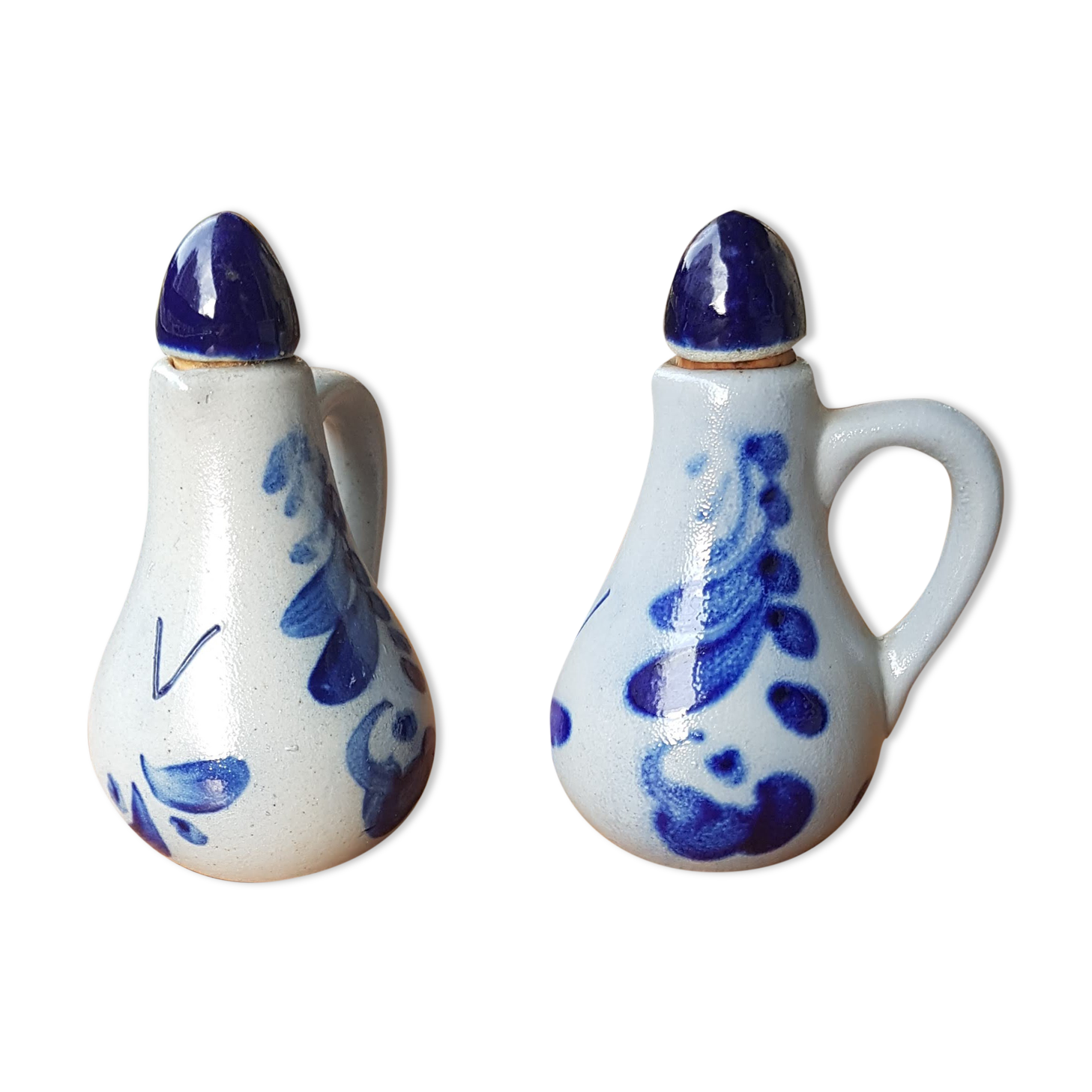 Duo of little condiment servants