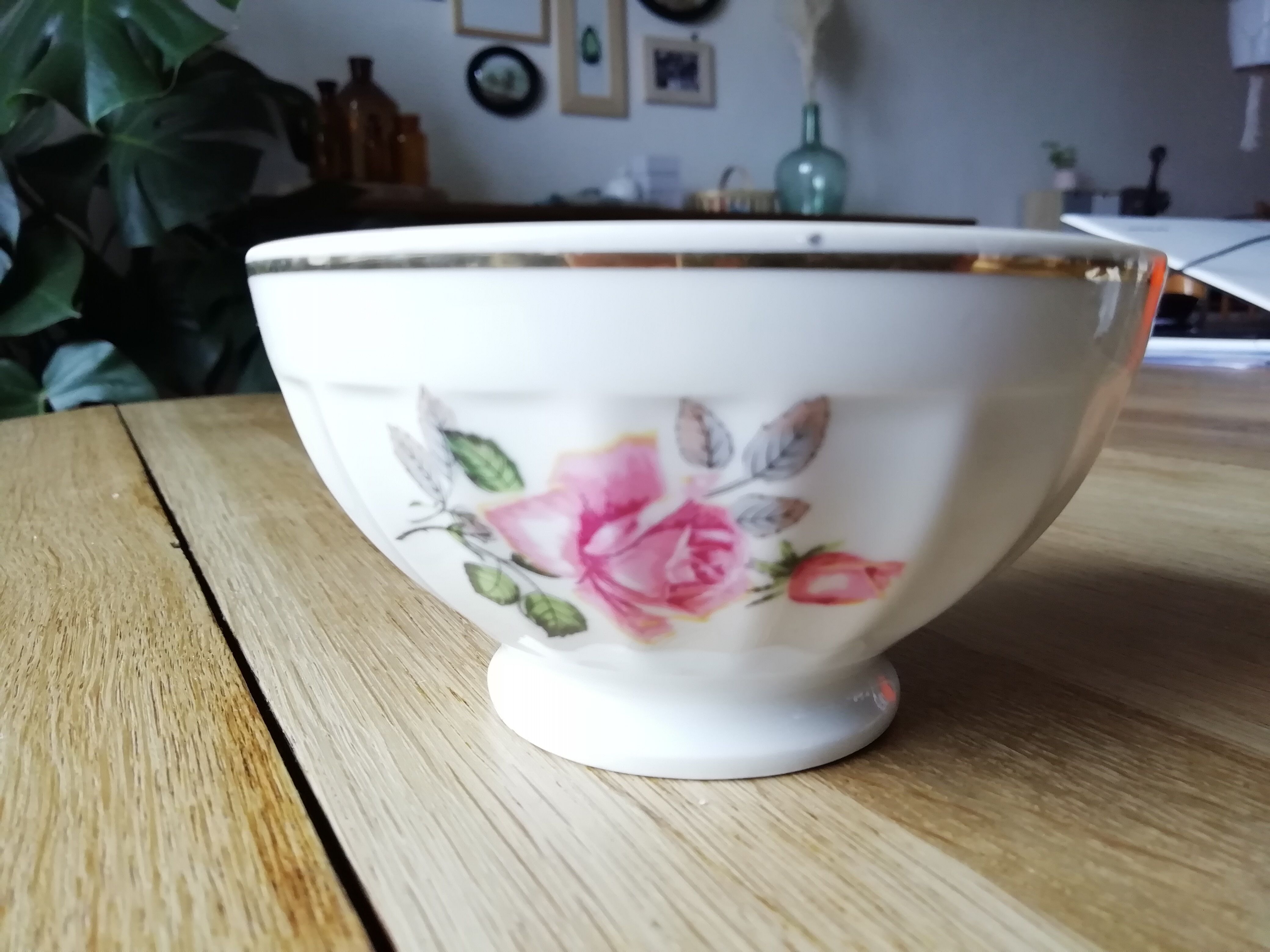 Lot of 2 bowls with pink decor facets