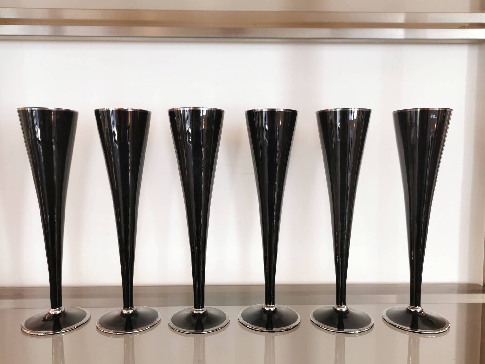 Service de 6 grandes flûtes vintage signées noires et argent