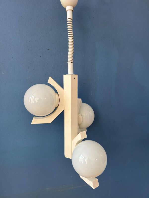 Suspension en design blanc osseux du milieu du siècle avec des abat-jours en verre opalin.