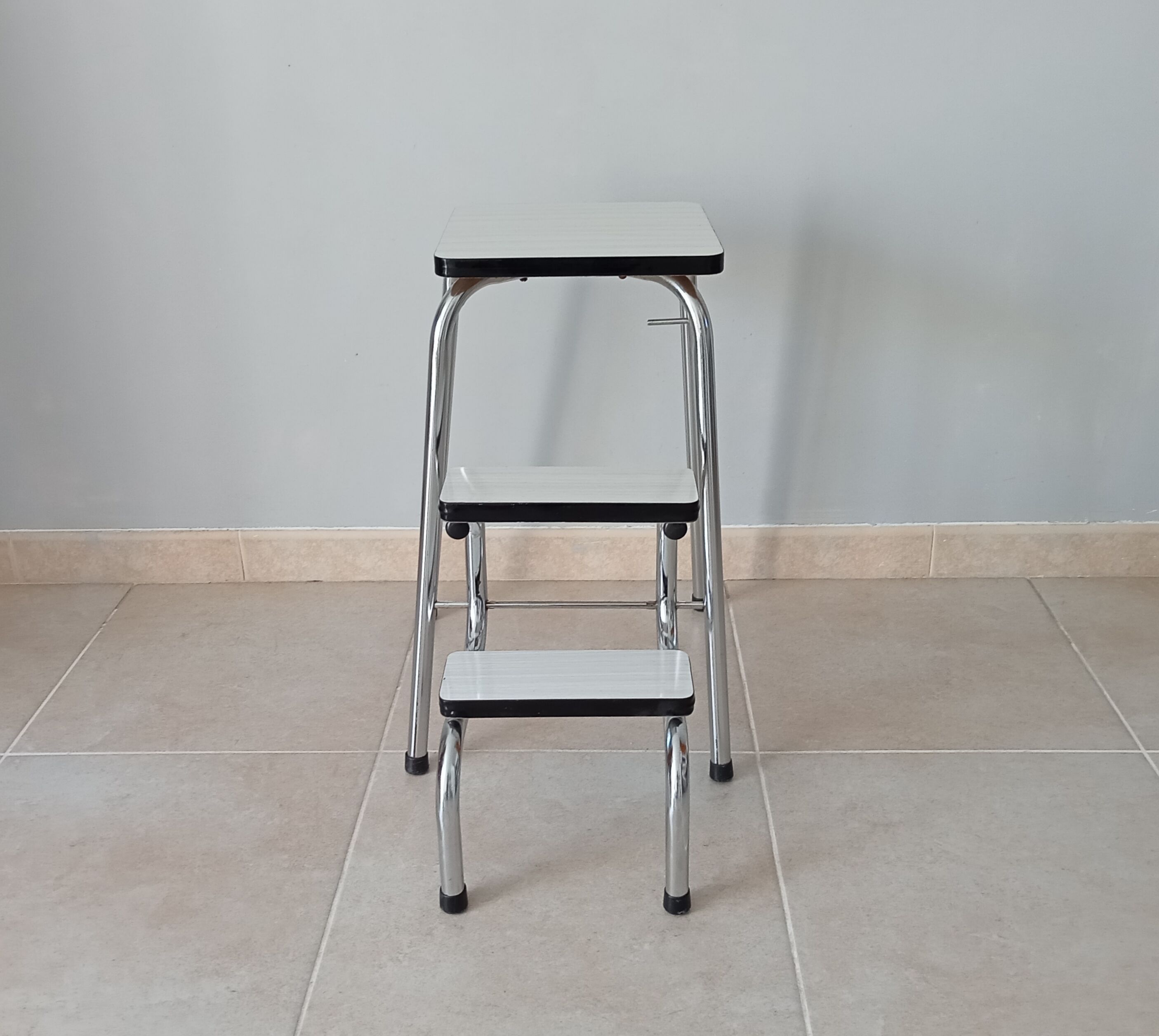 Vintage stepladder in chrome and formica 70s/80s