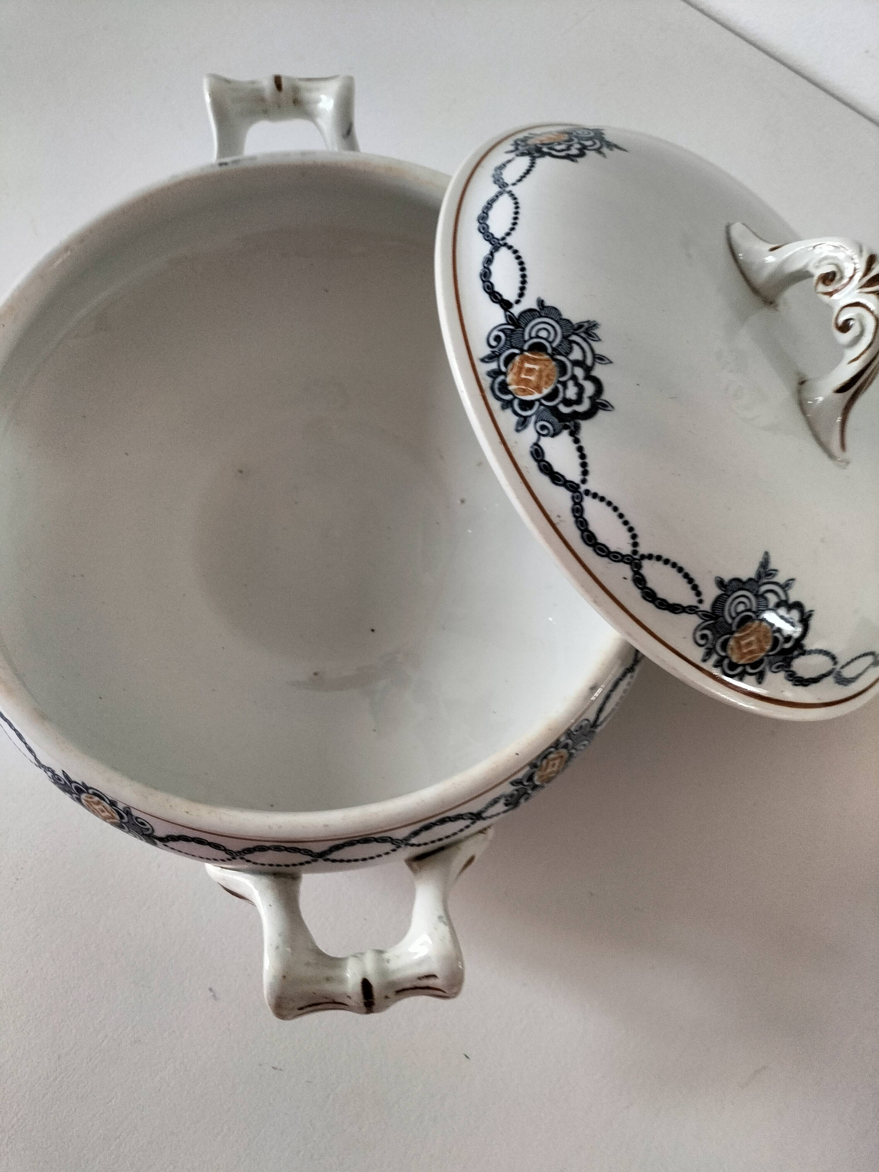Antique Saint-Amandinoise tureen, blue and ochre decoration 6523, 1900-1920