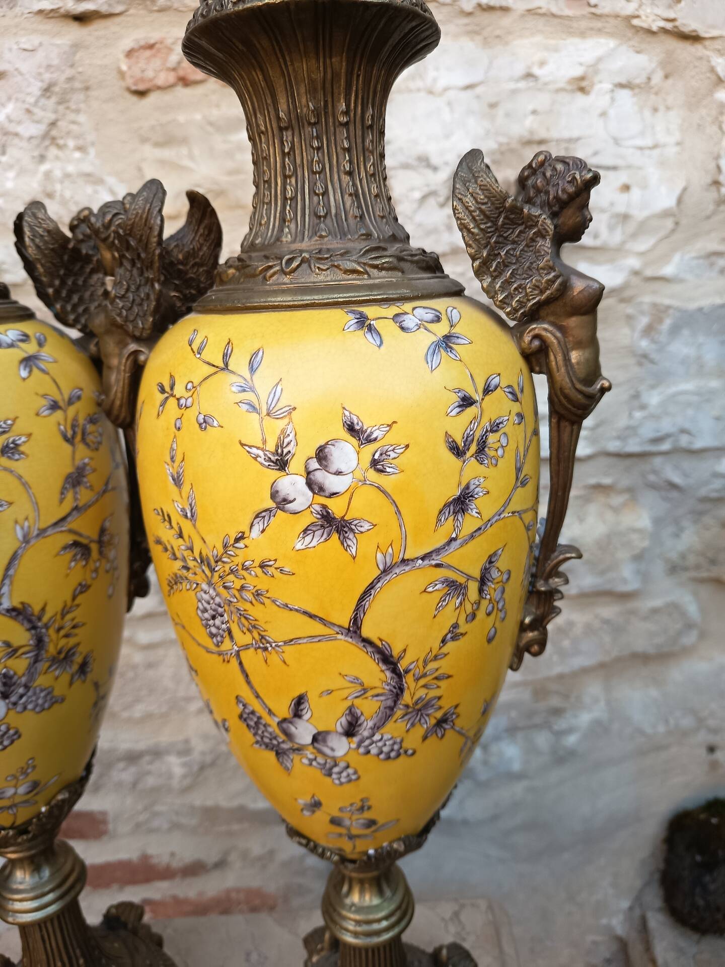 Paire de grands vases couverts - 60cm - faïence jaune