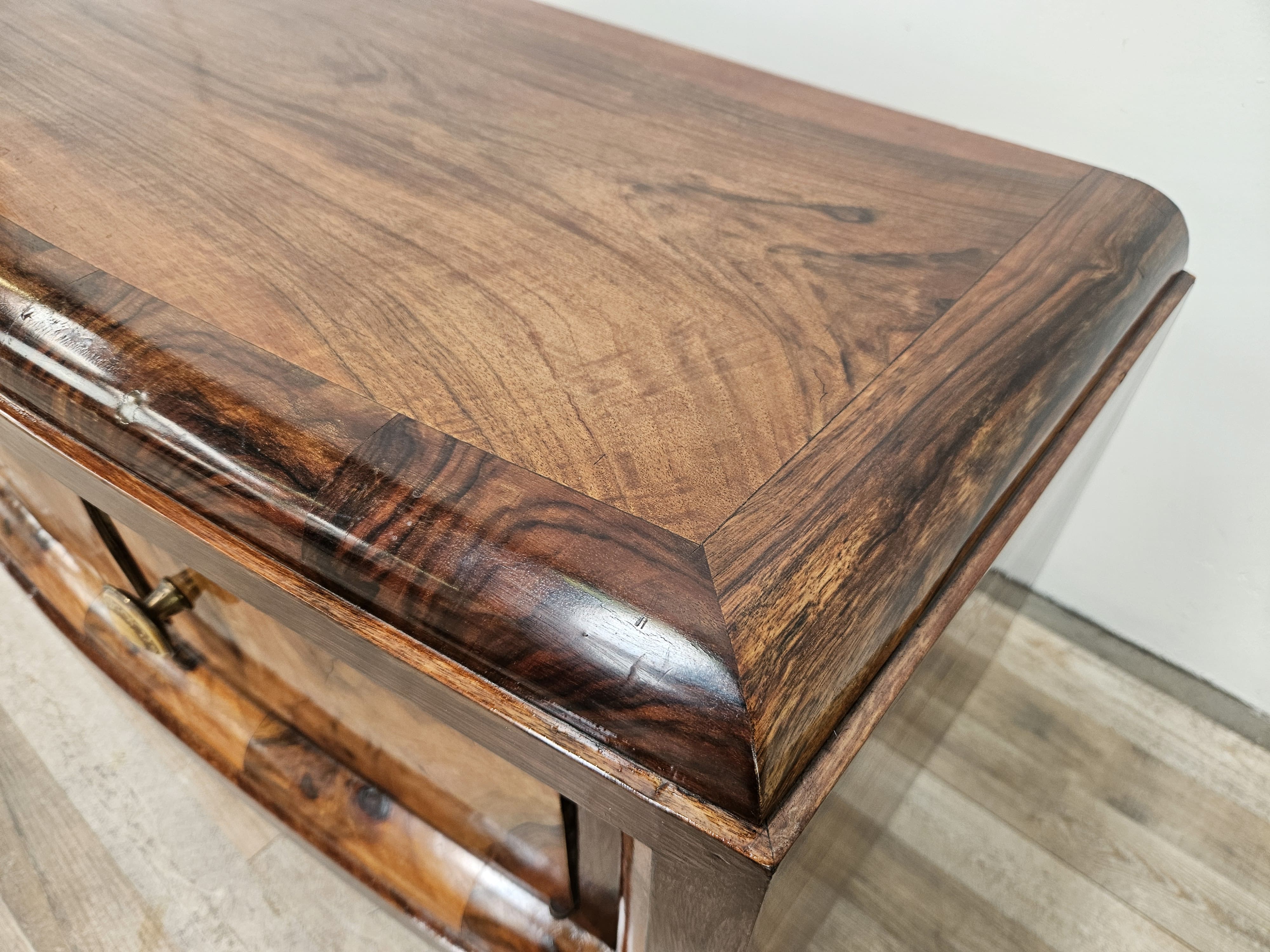 Tuscan Art Decò dressing table from the 1940s in walnut burl