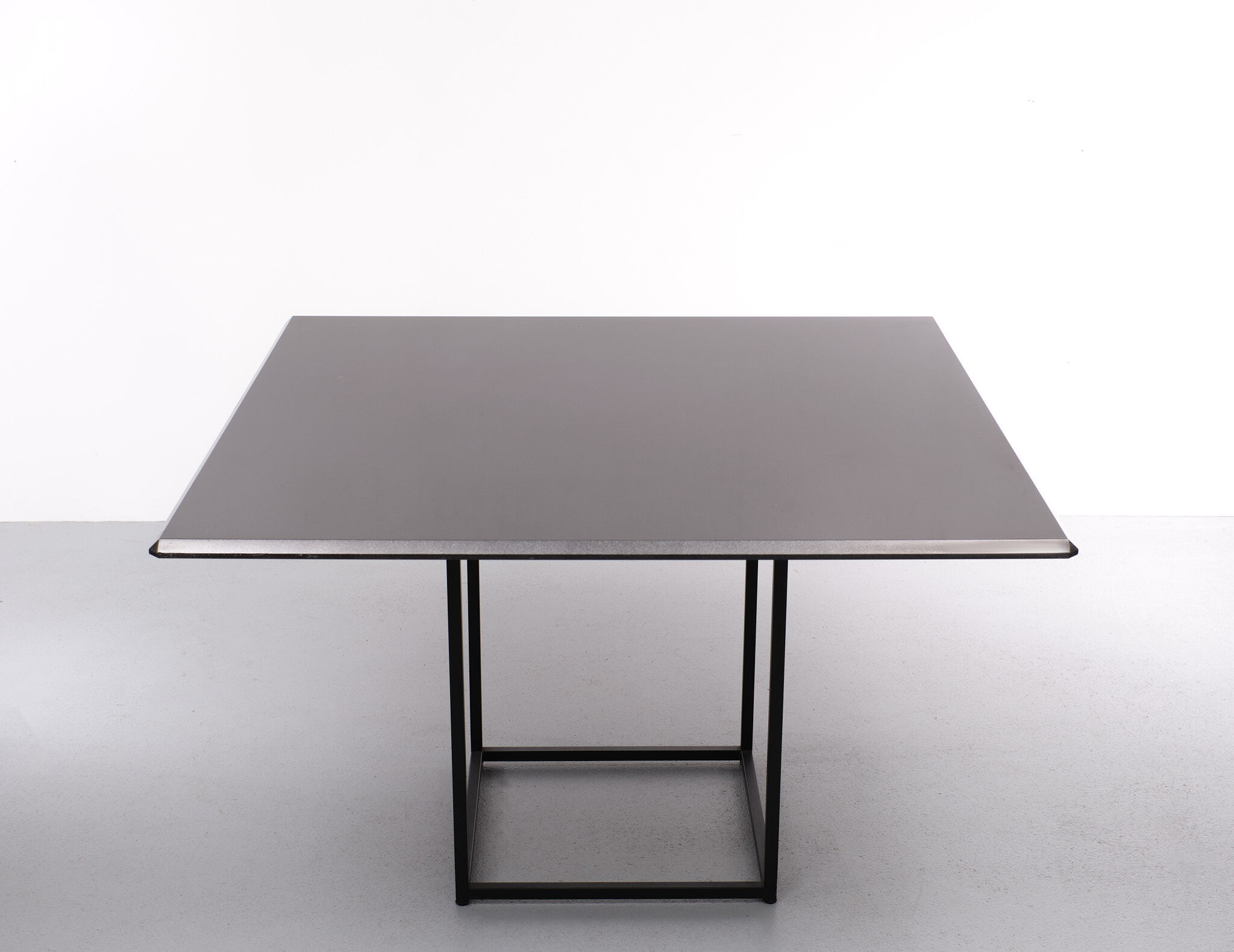 Dining table design Pierre Mazairac & Karel Boonzaaijer for Pastoe