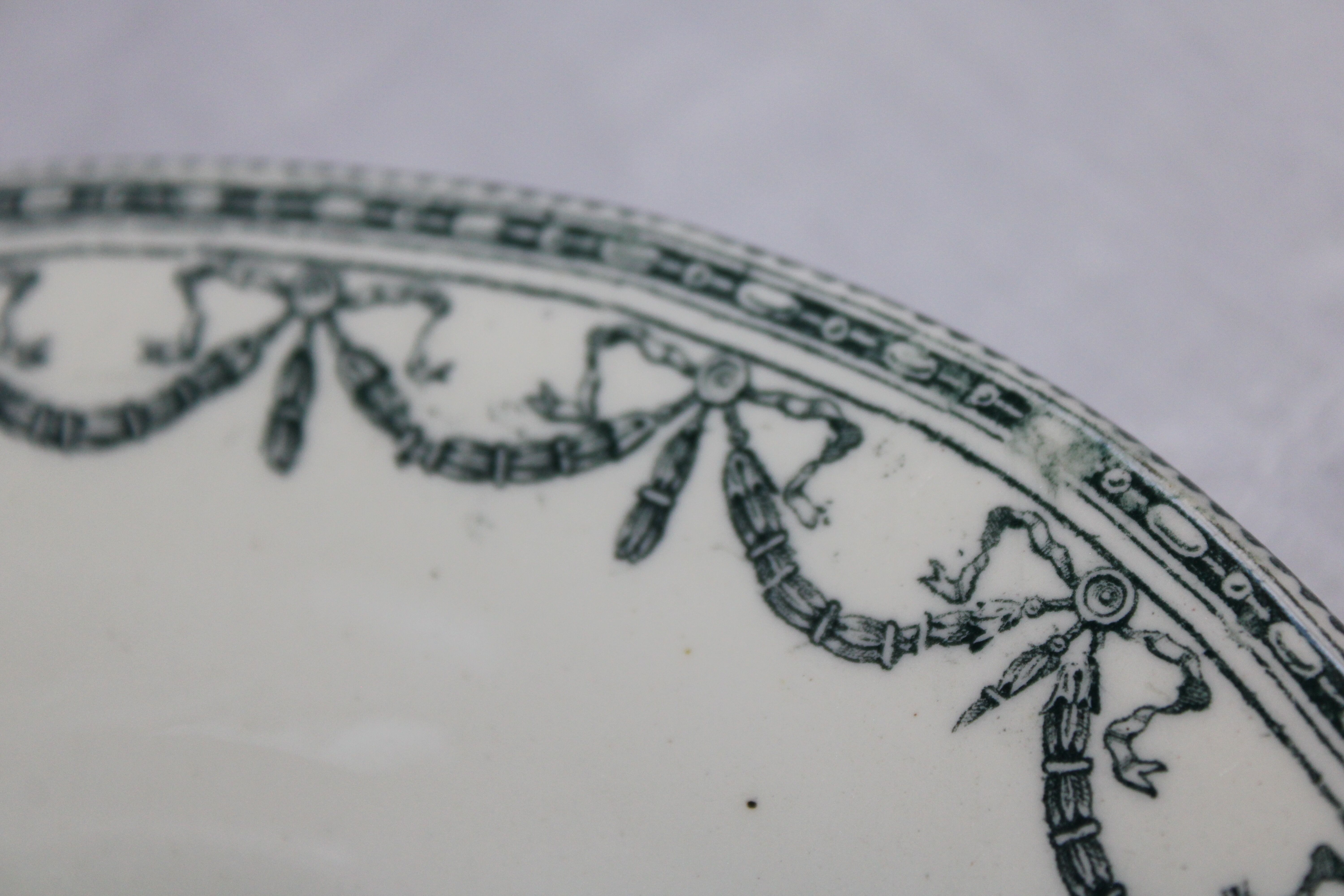 Oval plate in earthenware decoration garland Louis XVI green